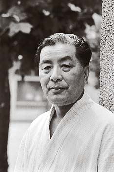 花井卓蔵
撮影:石井幸之助