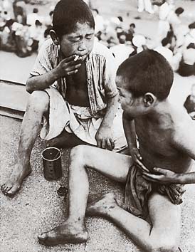煙草をくゆらす戦災孤児
撮影:林 忠彦