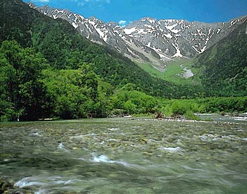 梓川と穂高連峰
撮影:新海良夫