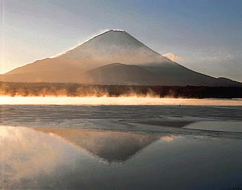 精進湖と富士山
撮影:新海良夫
