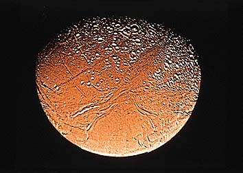 エンセラダス(土星の衛星)
撮影:NASA