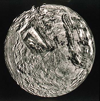 ミランダ(天王星の衛星)
撮影:NASA