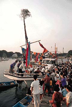 船卸し
撮影:関戸 勇