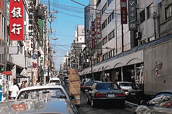 船場
撮影:的場 啓
