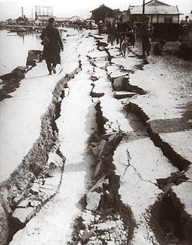 高知市日の出町一文字橋付近の堤防亀裂 1946年12月
提供:毎日新聞社