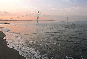 明石海峡と明石海峡大橋
撮影:的場 啓