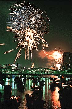 隅田川花火大会
提供:東京都