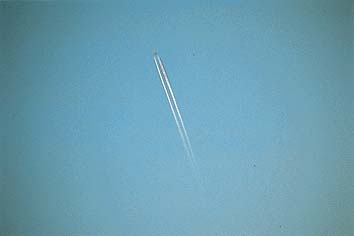 飛行機雲(1)
撮影:関戸 勇