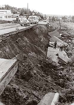 半分が崩れ落ちた国道45号線 1968年5月16日
提供:毎日新聞社