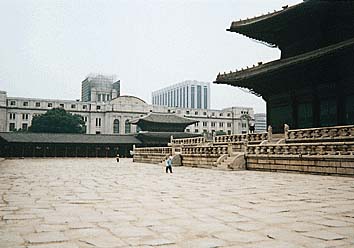 解体作業に入った旧朝鮮総督府 1996年6月
提供:岩波書店
