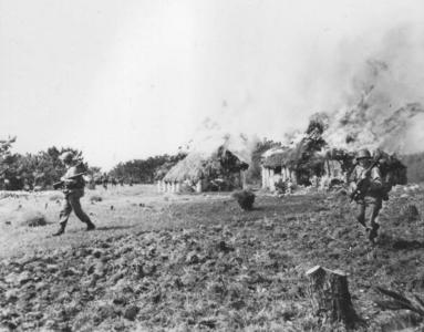 戦火に焼かれる伊江島の村(1945年5月)
提供:沖縄県公文書館