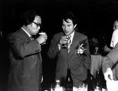 水上勉第45回直木賞パーティで松本清張と(1961年)
提供:毎日新聞社